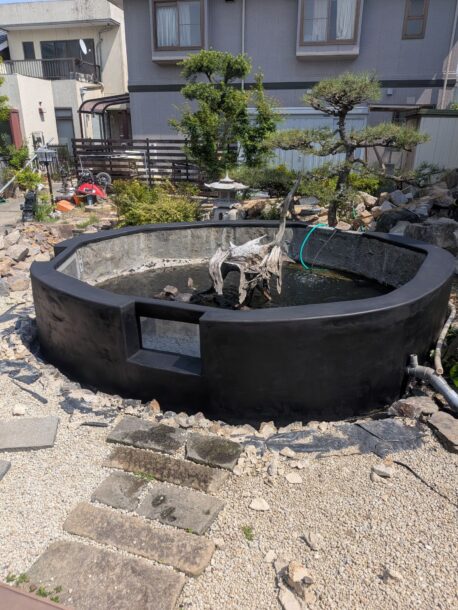 カメの水槽　黒モルタル仕上げ